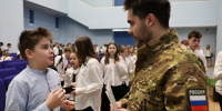 Боец показал школьникам в Мытищах уникальные фотоснимки из зоны СВО - Regions.Ru