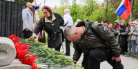 Сотни красных гвоздик возложили мытищинцы к монументу в парке Ветеранов - Regions.Ru