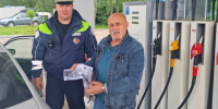 Госавтоинспекторы на заправках Мытищ напомнили с водителями о соблюдении правил - Regions.Ru