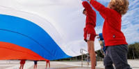 В Мытищах развернули огромный флаг России в День народного единства - Regions.Ru